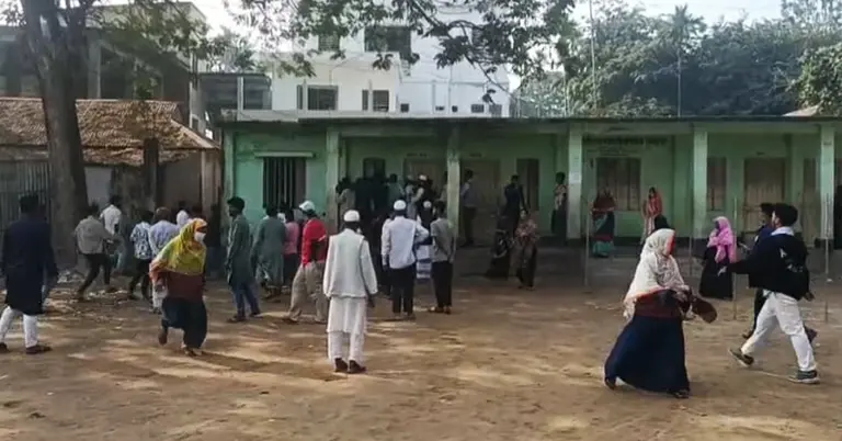 ভোটকেন্দ্রে সমর্থকদের হাতাহাতি